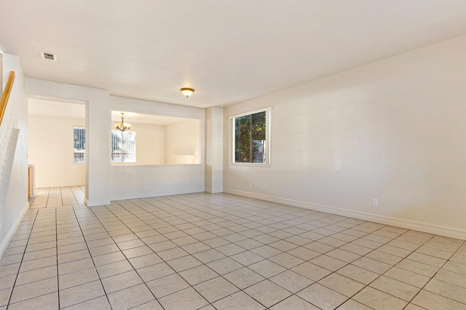 Detail Gallery Image 4 of 37 For 6541 Brook Hollow Circle, Stockton,  CA 95219 - 5 Beds | 3/1 Baths