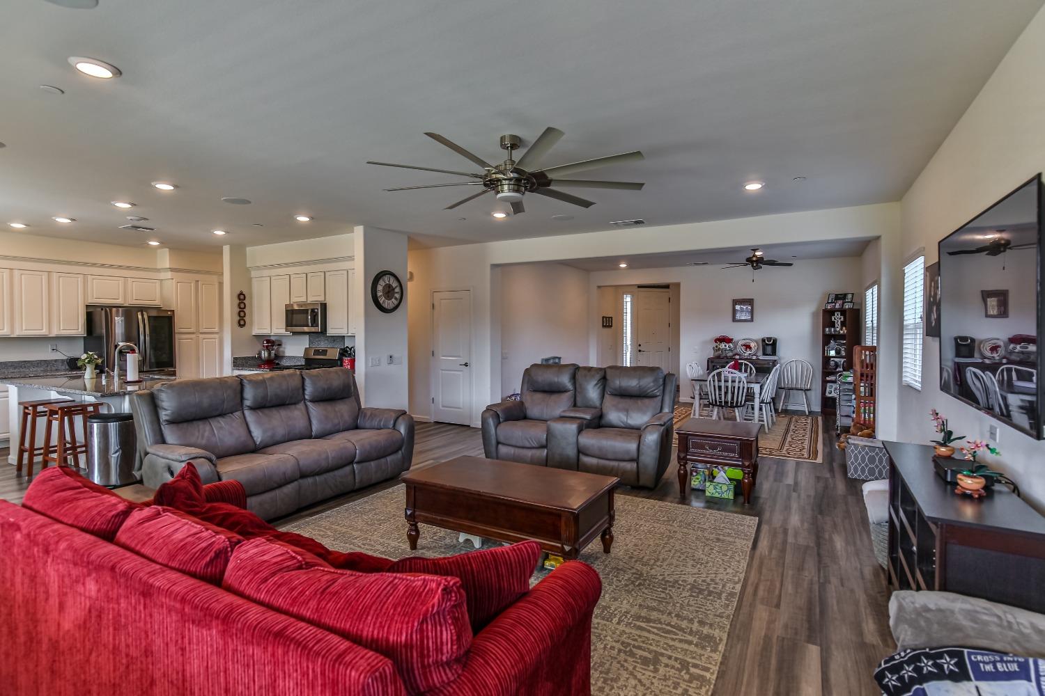 Detail Gallery Image 9 of 55 For 2008 Ellesworth Ct, Plumas Lake,  CA 95961 - 5 Beds | 3 Baths