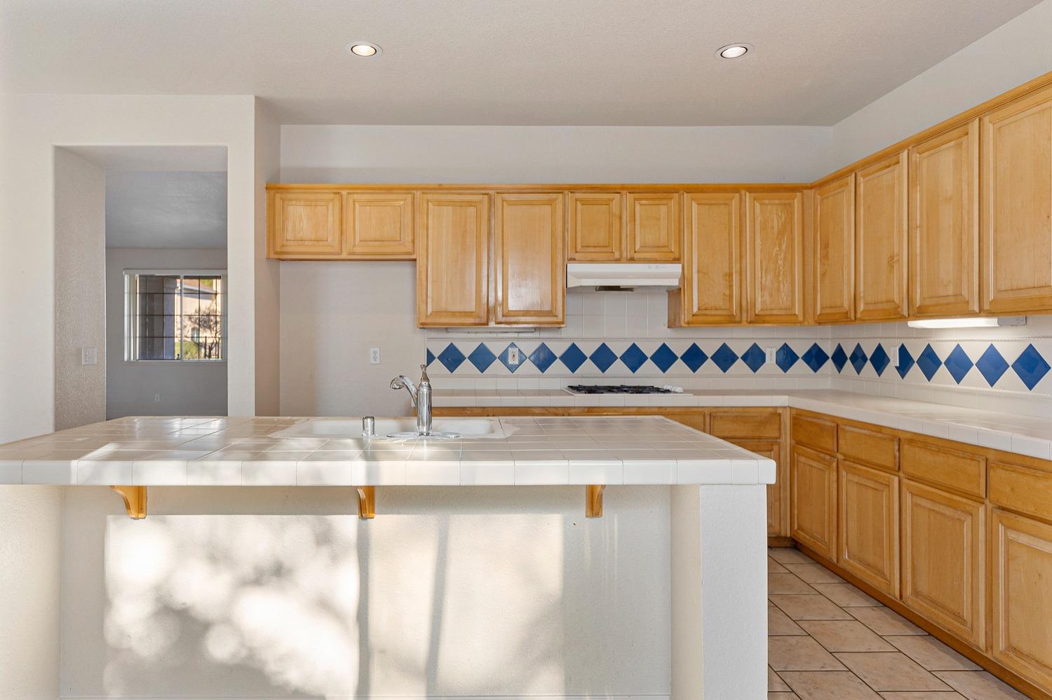 Detail Gallery Image 11 of 37 For 6541 Brook Hollow Circle, Stockton,  CA 95219 - 5 Beds | 3/1 Baths