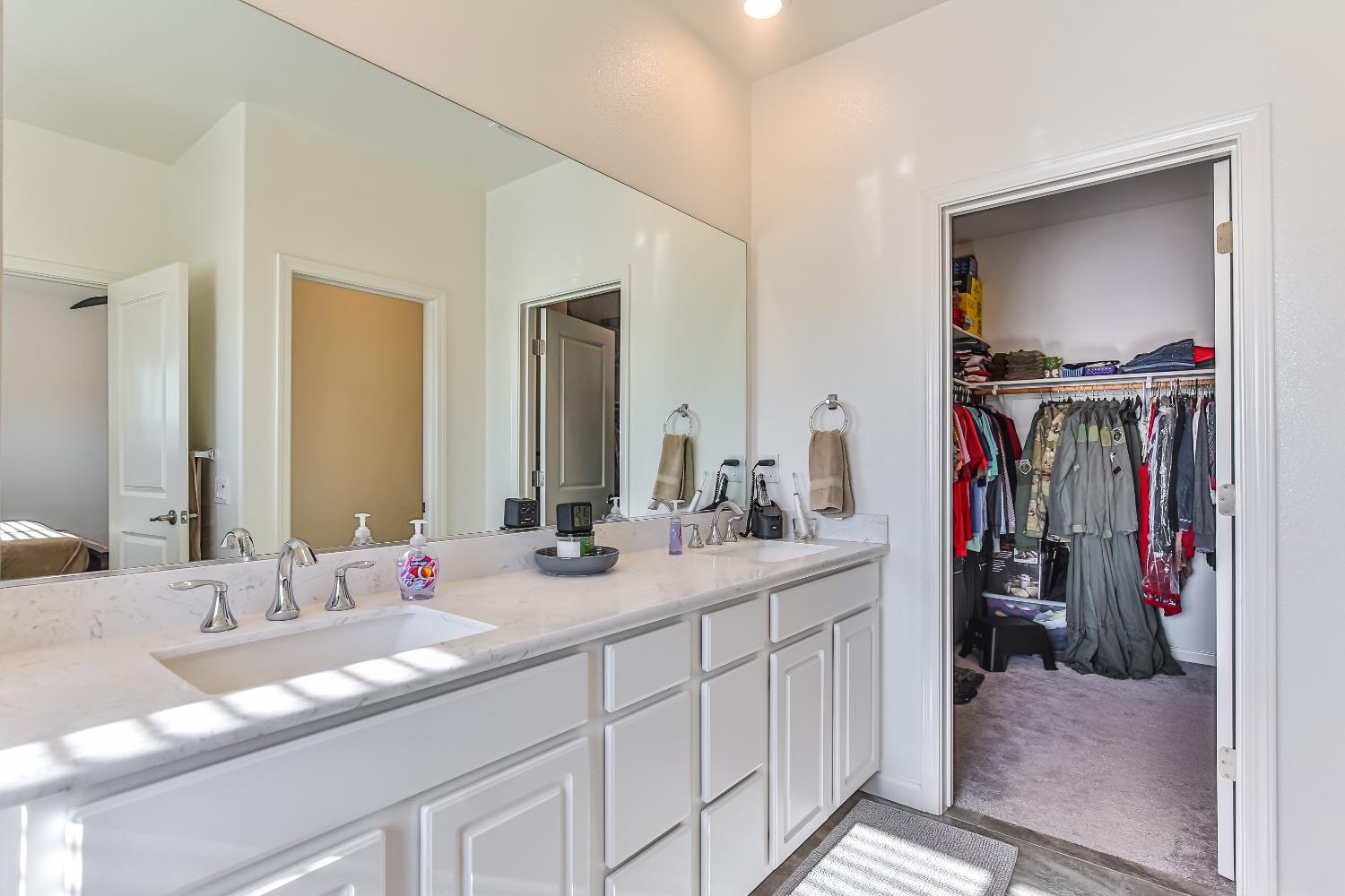 Detail Gallery Image 25 of 55 For 2008 Ellesworth Ct, Plumas Lake,  CA 95961 - 5 Beds | 3 Baths