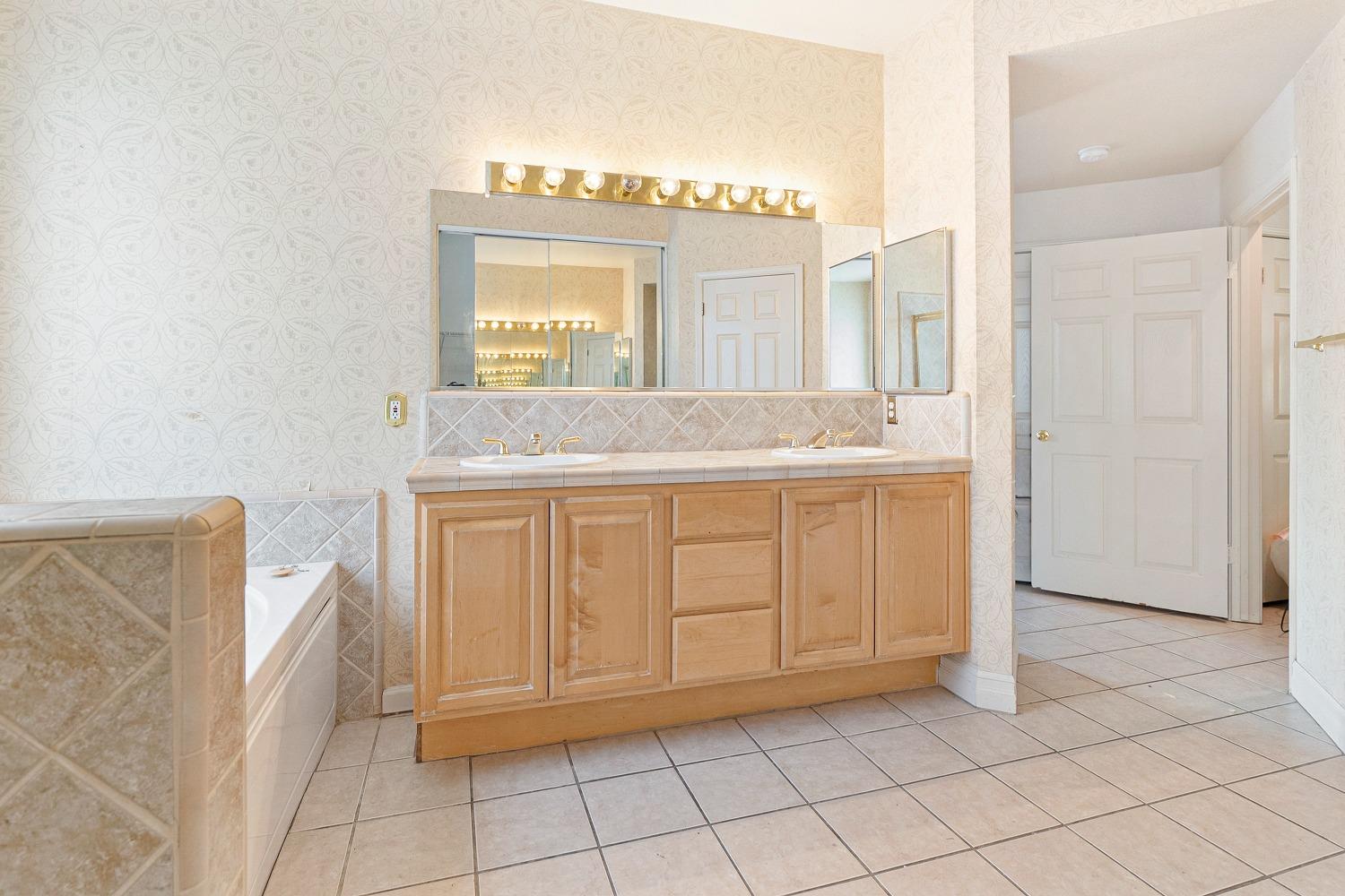 Detail Gallery Image 34 of 37 For 6541 Brook Hollow Circle, Stockton,  CA 95219 - 5 Beds | 3/1 Baths