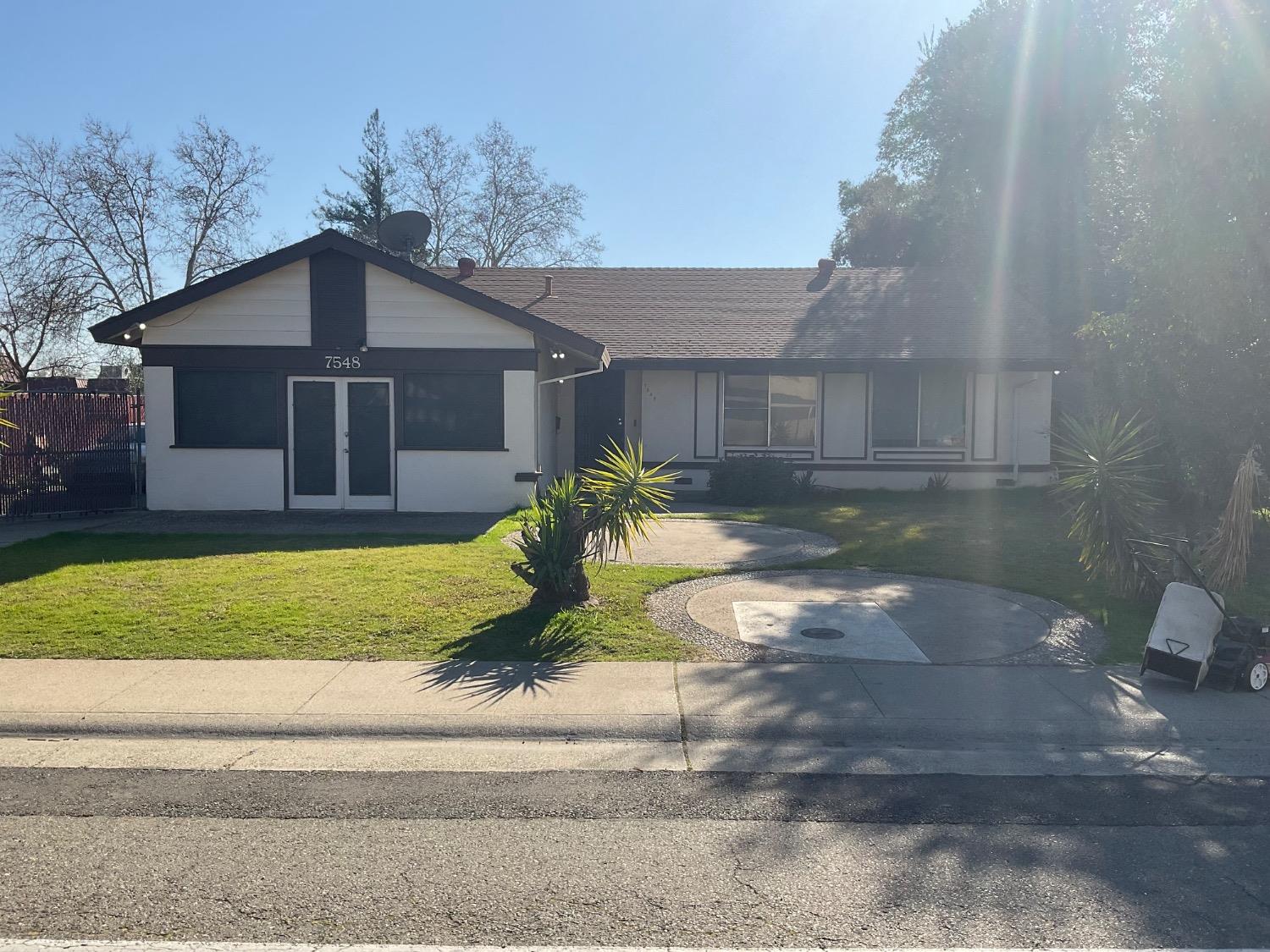 Lindale Drive, Sacramento, California image 1