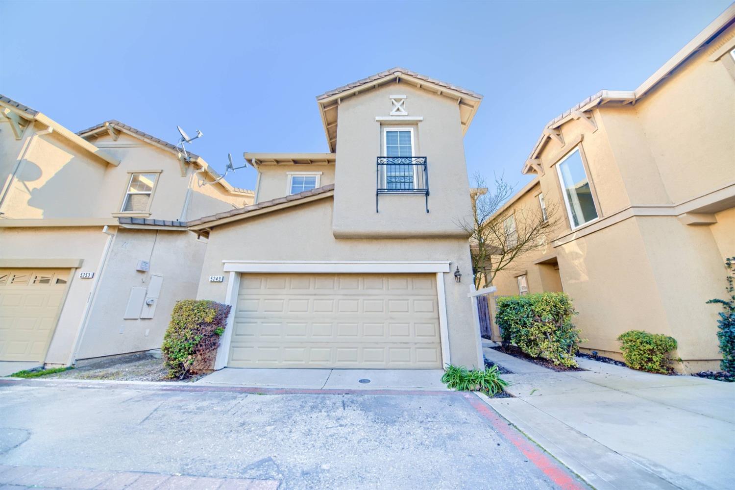 Detail Gallery Image 1 of 36 For 5249 Vesta Cir, Stockton,  CA 95219 - 3 Beds | 2/1 Baths