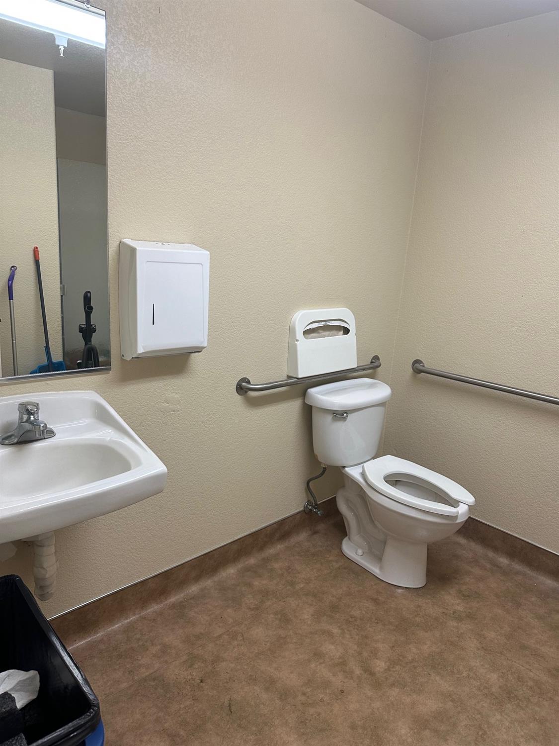 Detail Gallery Image 9 of 17 For 1111 J St, Modesto,  CA 95354 - – Beds | – Baths