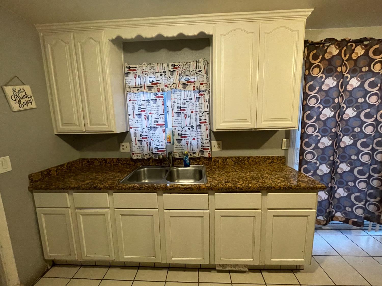 Detail Gallery Image 4 of 9 For 4727 Tanglewood Ct, Stockton,  CA 95207 - 3 Beds | 2 Baths