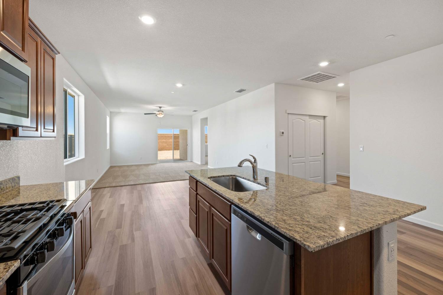 Detail Gallery Image 6 of 11 For 3037 Aerosmith Way, Stockton,  CA 95212 - 4 Beds | 2 Baths