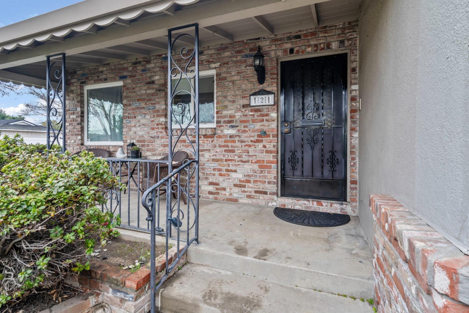 Detail Gallery Image 8 of 42 For 121 Nottingham Dr, Stockton,  CA 95207 - 3 Beds | 2 Baths