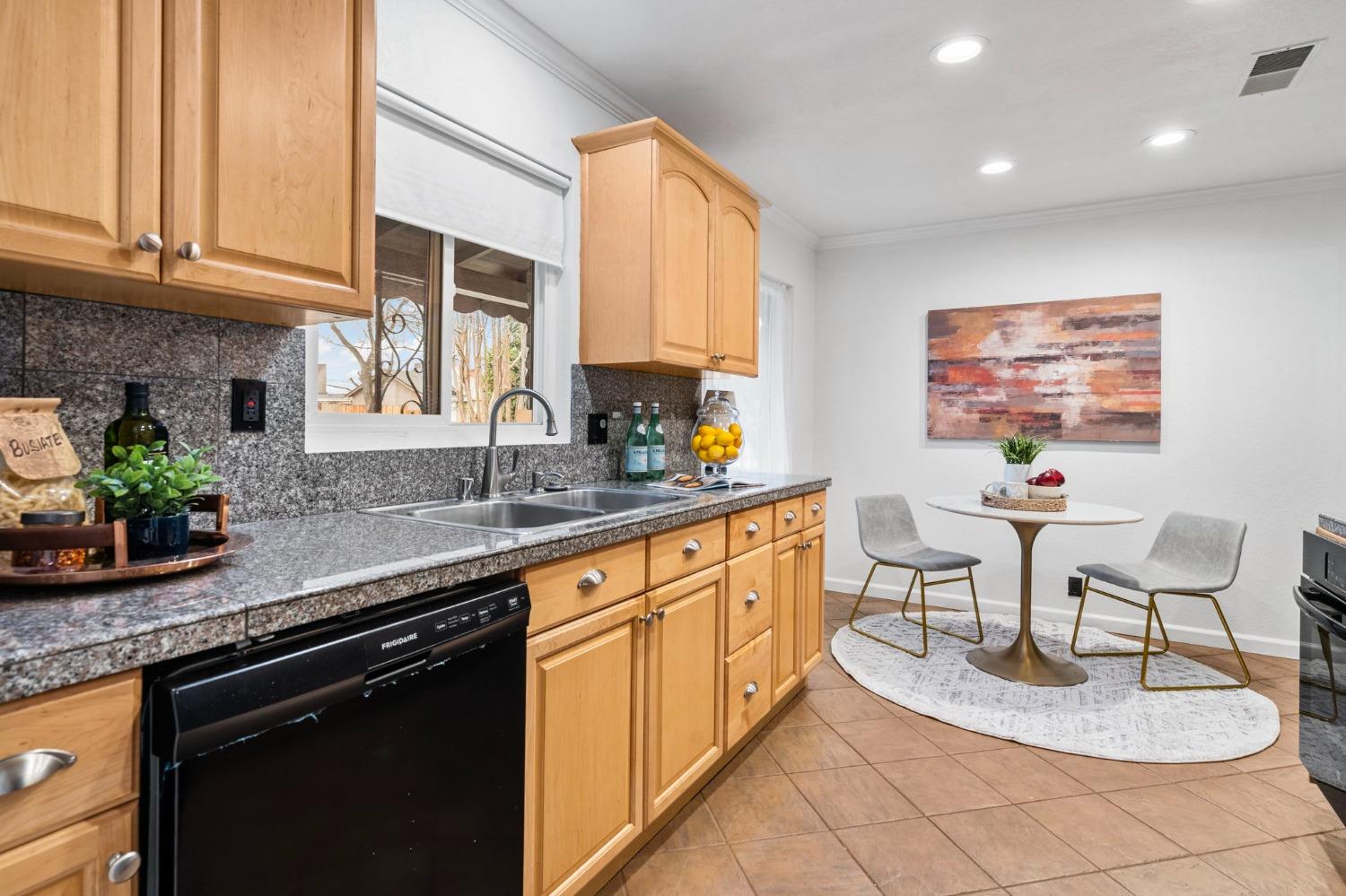 Detail Gallery Image 10 of 42 For 121 Nottingham Dr, Stockton,  CA 95207 - 3 Beds | 2 Baths