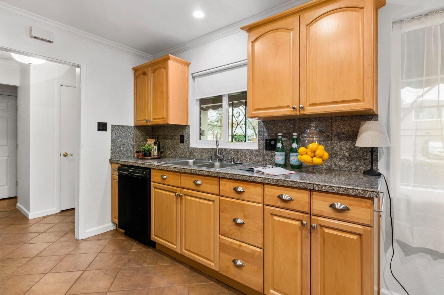 Detail Gallery Image 14 of 42 For 121 Nottingham Dr, Stockton,  CA 95207 - 3 Beds | 2 Baths