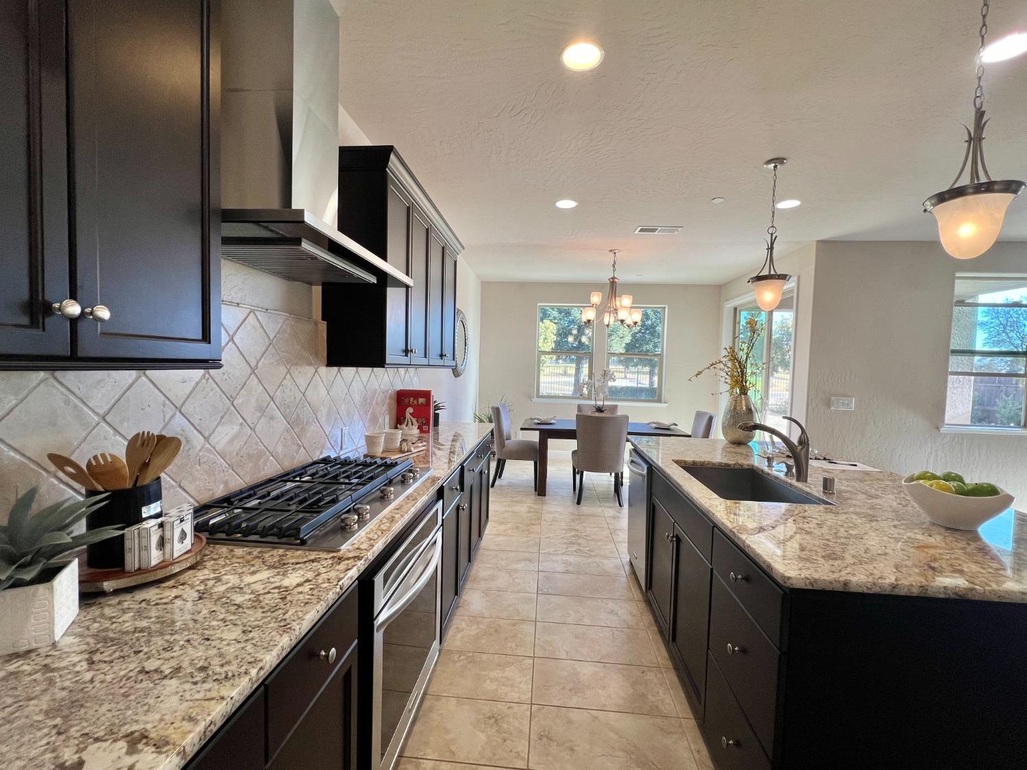 Detail Gallery Image 9 of 41 For 11672 N via Venitzia Ave, Fresno,  CA 93730 - 3 Beds | 2/1 Baths