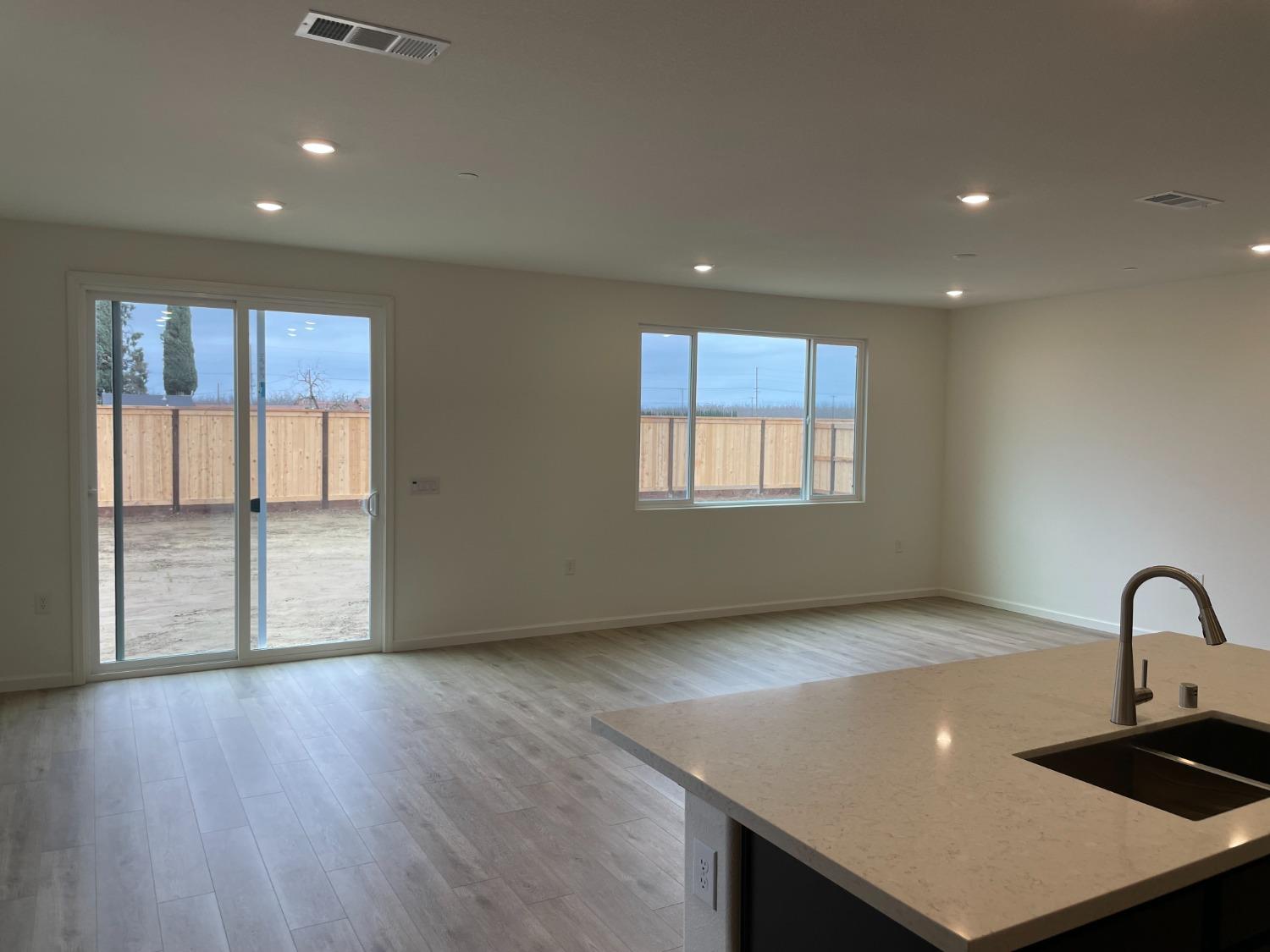 Detail Gallery Image 8 of 27 For 6329 Sun Haven St, Hughson,  CA 95326 - 5 Beds | 3/1 Baths