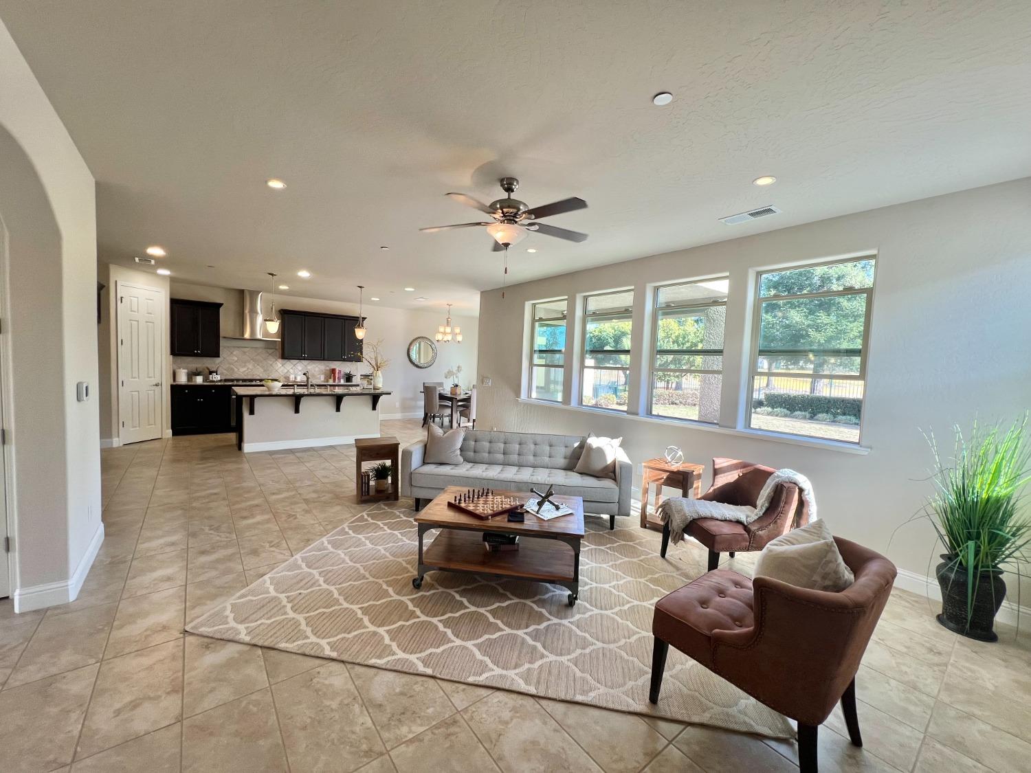 Detail Gallery Image 5 of 41 For 11672 N via Venitzia Ave, Fresno,  CA 93730 - 3 Beds | 2/1 Baths