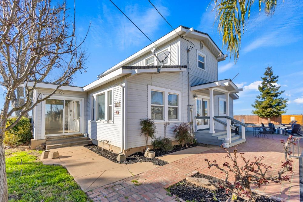 Detail Gallery Image 1 of 95 For 6539 E Peltier Rd, Acampo,  CA 95220 - 3 Beds | 2/1 Baths