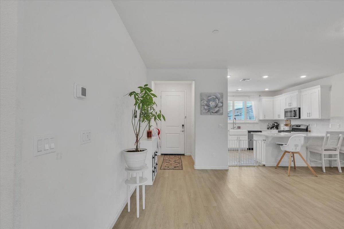 Detail Gallery Image 4 of 32 For 1730 Botticelli Way, Lodi,  CA 95242 - 4 Beds | 2/1 Baths