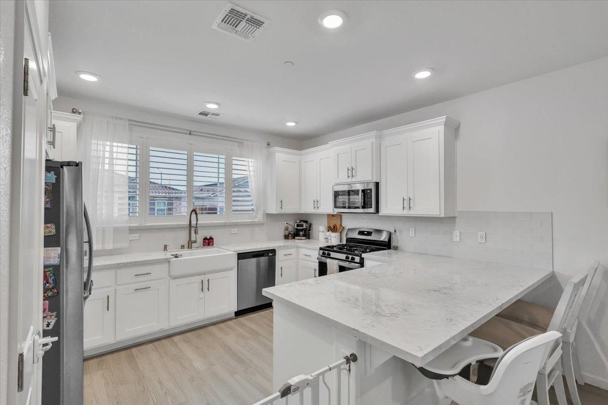 Detail Gallery Image 8 of 32 For 1730 Botticelli Way, Lodi,  CA 95242 - 4 Beds | 2/1 Baths
