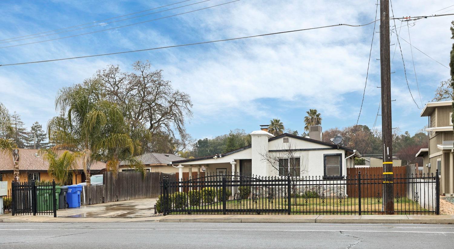 Detail Gallery Image 1 of 1 For 137 F St, Galt,  CA 95632 - 2 Beds | 1 Baths