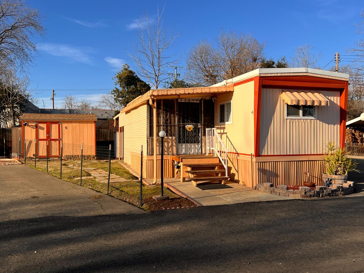 Detail Gallery Image 1 of 1 For 902 Del Paso Blvd 5, Sacramento,  CA 95815 - 2 Beds | 1 Baths