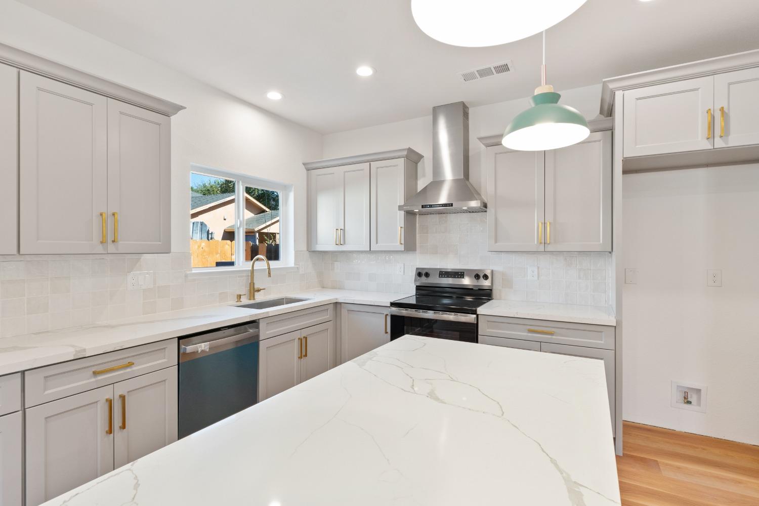 Detail Gallery Image 7 of 26 For 141 W 8th St, Stockton,  CA 95206 - 3 Beds | 3 Baths
