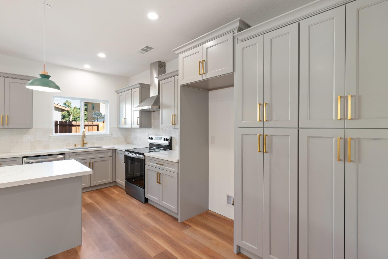 Detail Gallery Image 9 of 26 For 141 W 8th St, Stockton,  CA 95206 - 3 Beds | 3 Baths