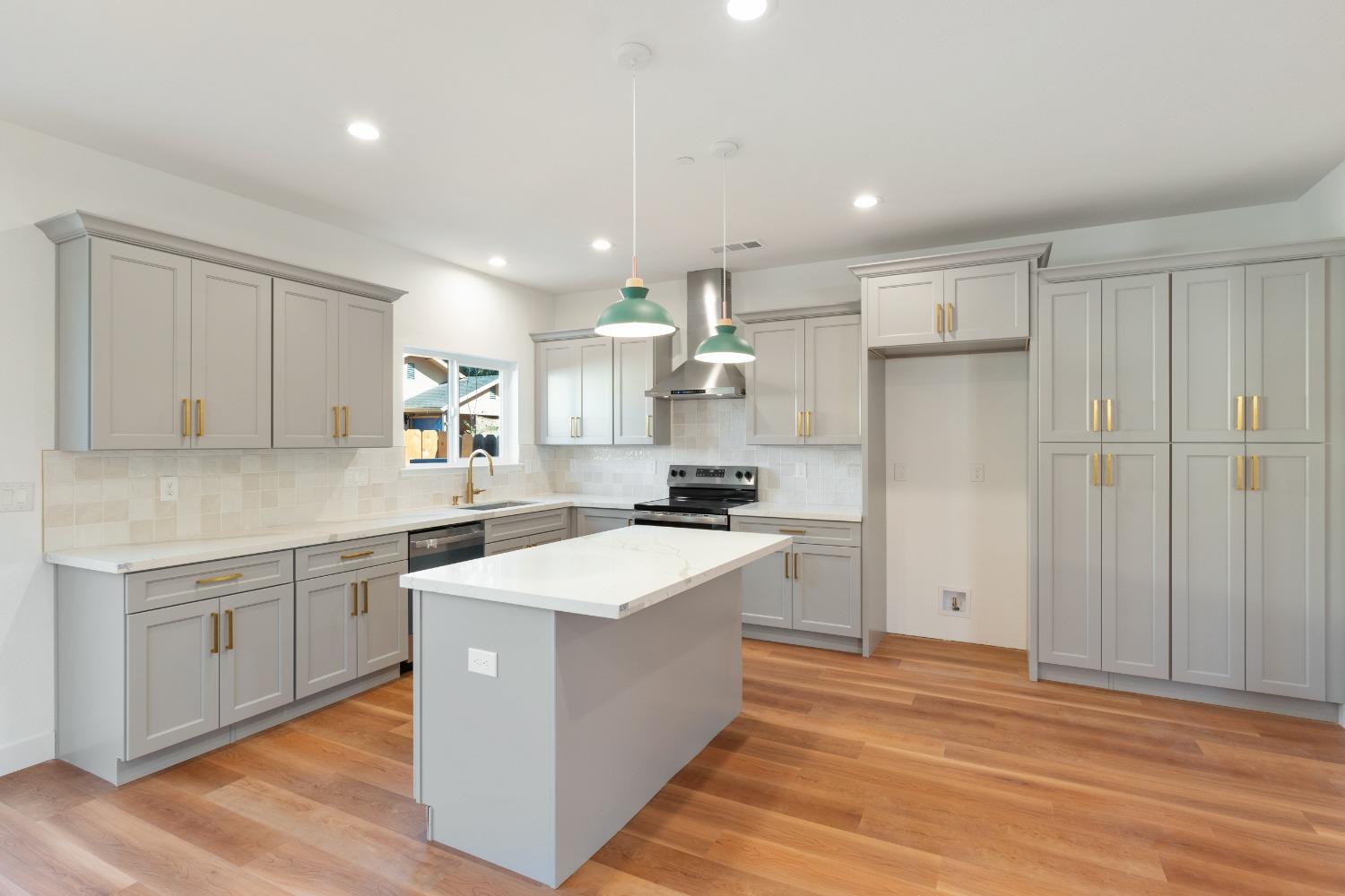 Detail Gallery Image 8 of 26 For 141 W 8th St, Stockton,  CA 95206 - 3 Beds | 3 Baths