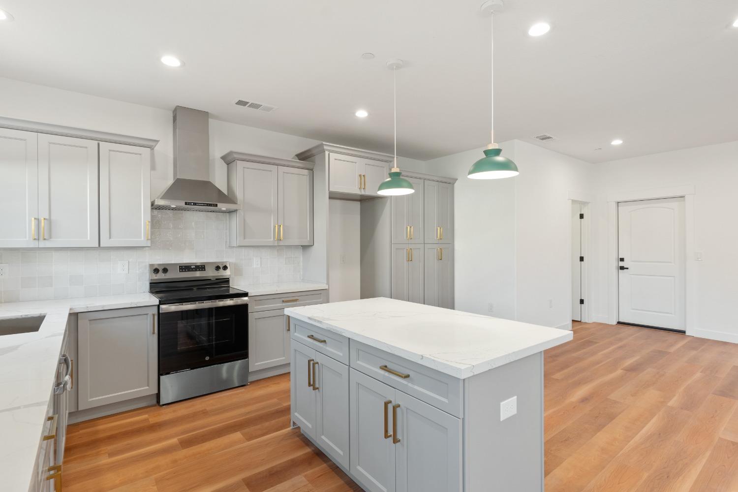 Detail Gallery Image 6 of 26 For 141 W 8th St, Stockton,  CA 95206 - 3 Beds | 3 Baths