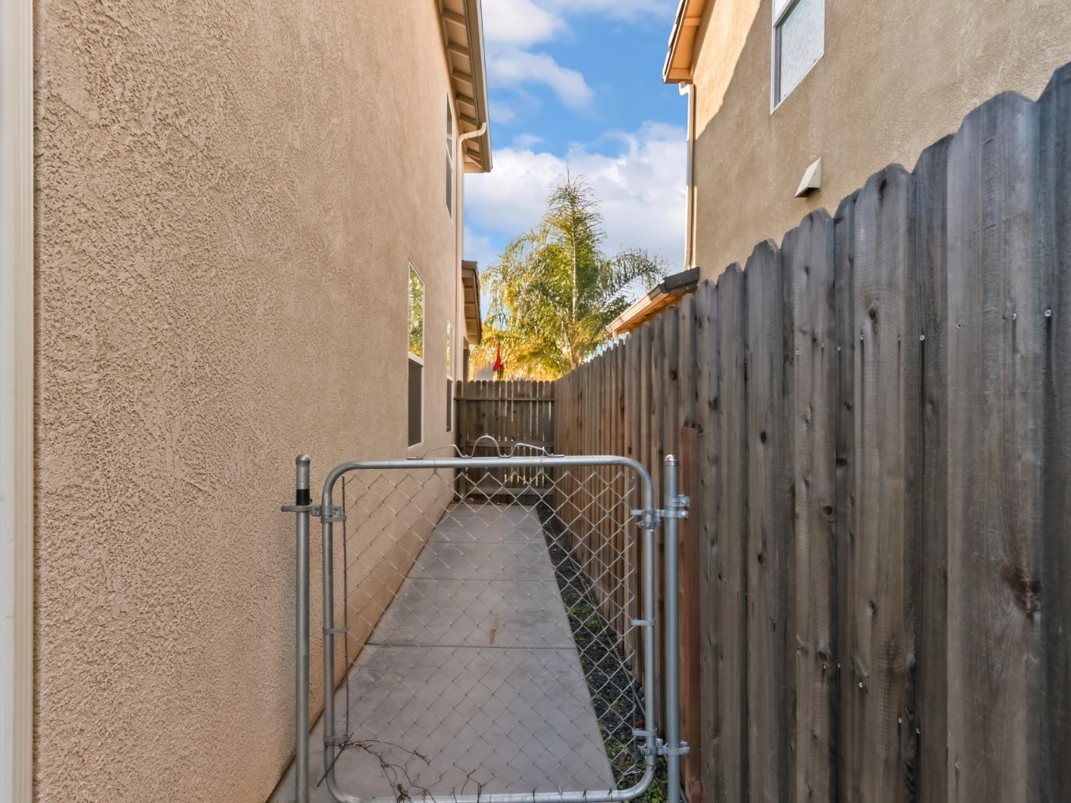 Hazelton Way, Sacramento, California image 47
