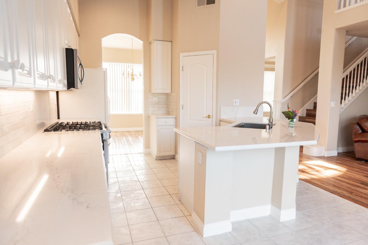 Detail Gallery Image 10 of 48 For 12077 Gold Pointe Ln, Gold River,  CA 95670 - 4 Beds | 3 Baths