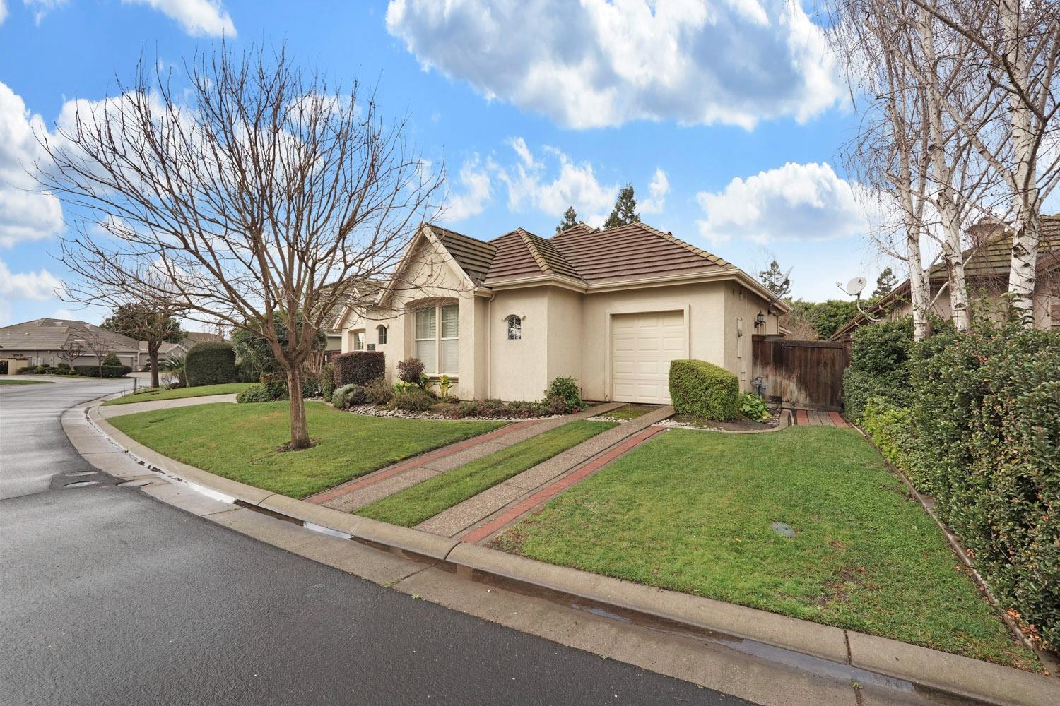 Detail Gallery Image 2 of 60 For 5062 Spanish Bay Cir, Stockton,  CA 95219 - 4 Beds | 2/1 Baths