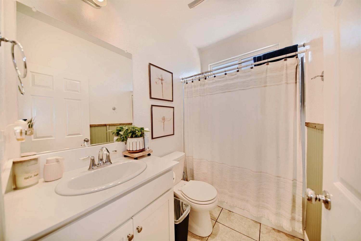 Detail Gallery Image 12 of 97 For 2045 Edwards St, Los Banos,  CA 93635 - 5 Beds | 3/1 Baths