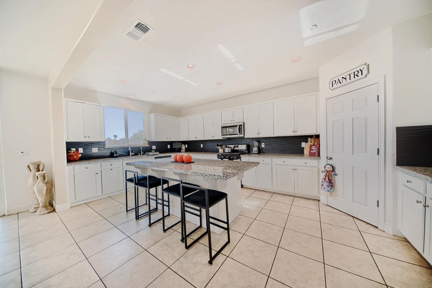 Detail Gallery Image 22 of 97 For 2045 Edwards St, Los Banos,  CA 93635 - 5 Beds | 3/1 Baths