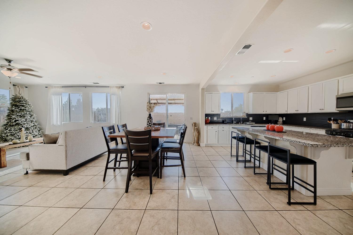 Detail Gallery Image 21 of 97 For 2045 Edwards St, Los Banos,  CA 93635 - 5 Beds | 3/1 Baths