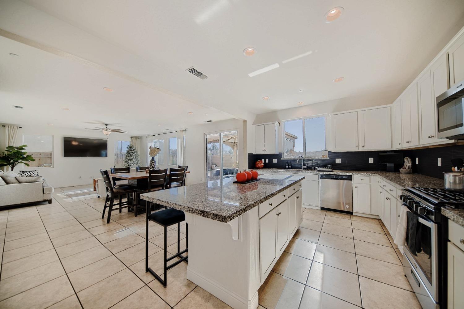 Detail Gallery Image 31 of 97 For 2045 Edwards St, Los Banos,  CA 93635 - 5 Beds | 3/1 Baths