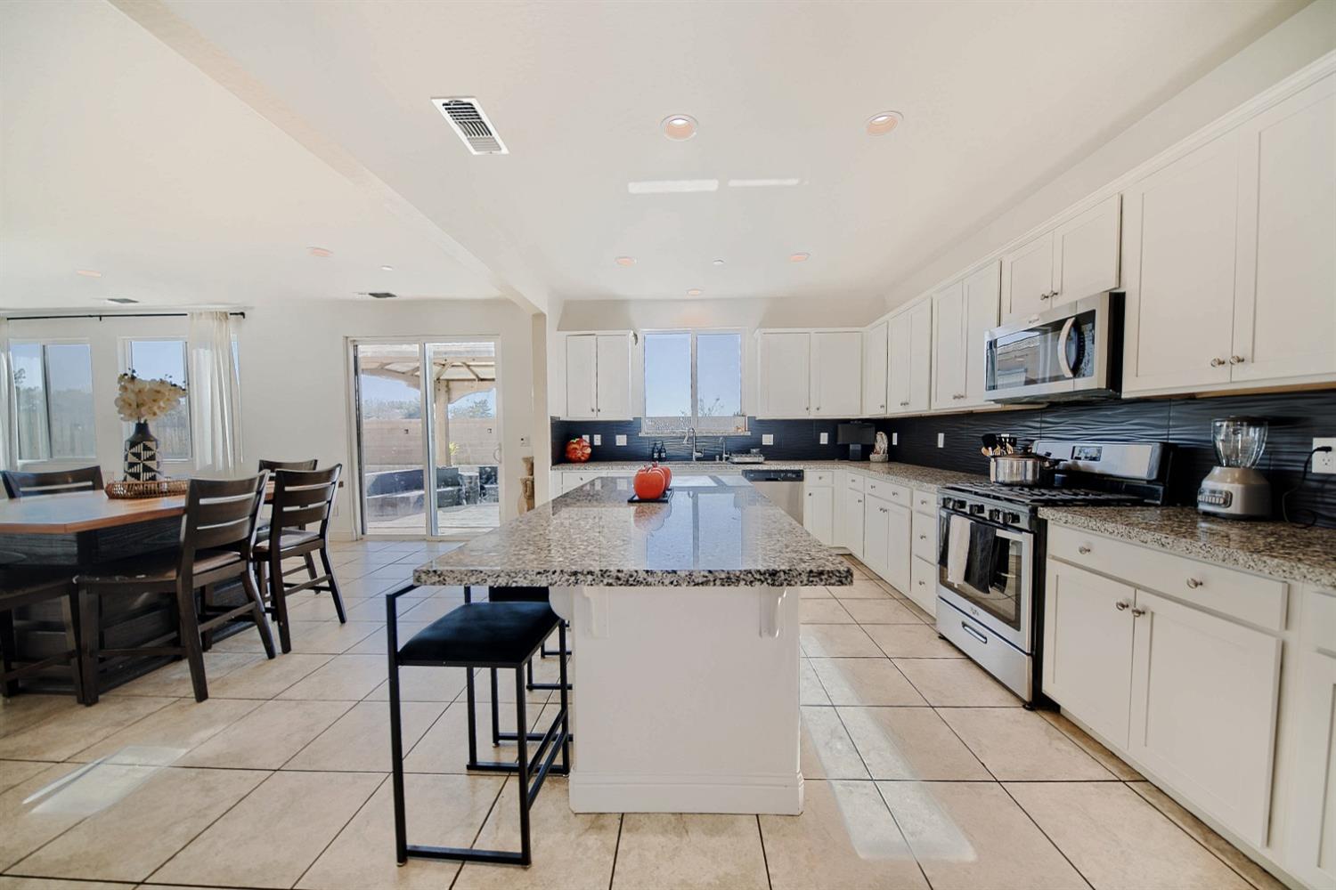 Detail Gallery Image 32 of 97 For 2045 Edwards St, Los Banos,  CA 93635 - 5 Beds | 3/1 Baths