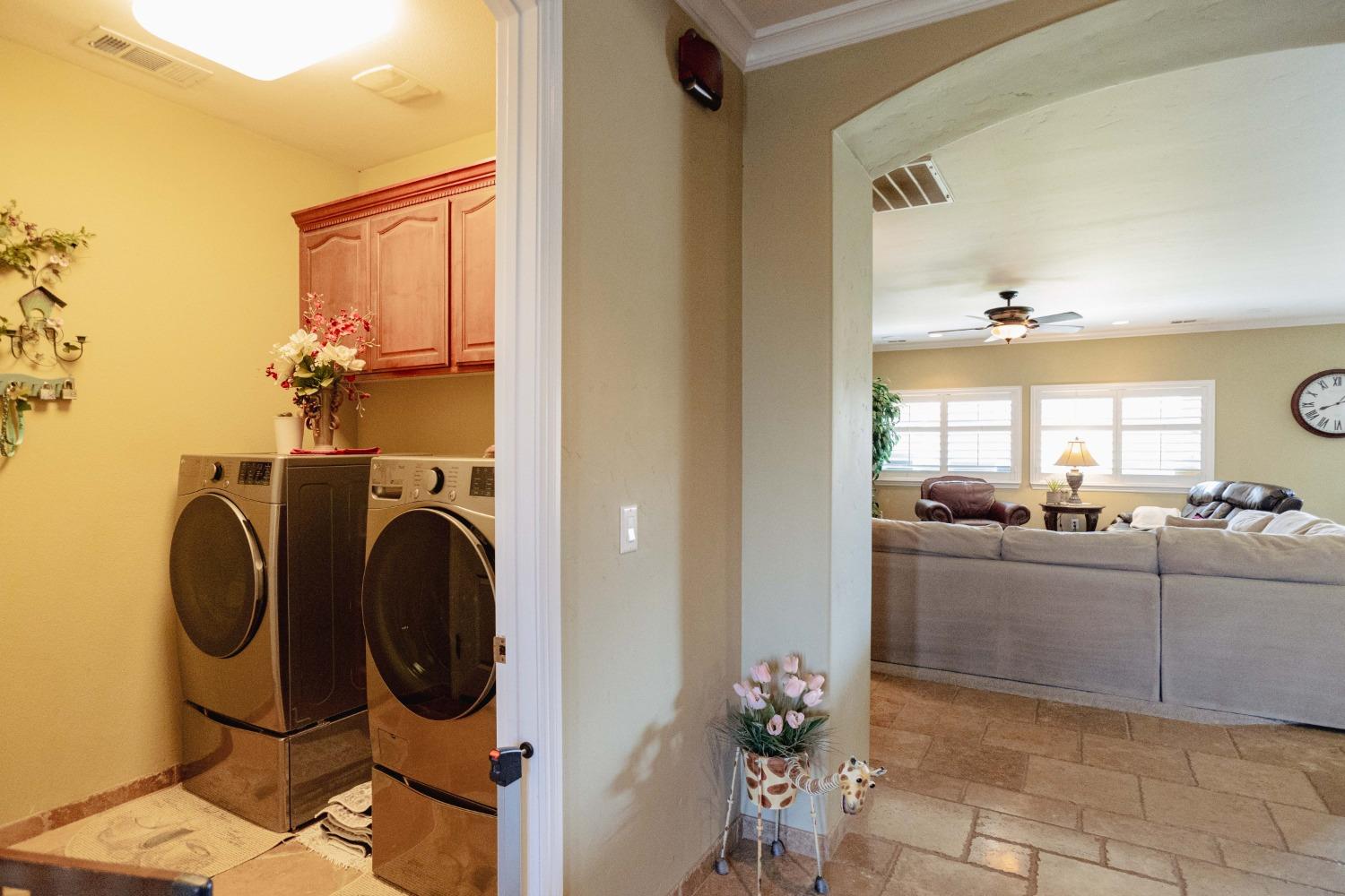 Detail Gallery Image 13 of 73 For 6839 Mercedes Ave, Winton,  CA 95388 - 3 Beds | 3 Baths