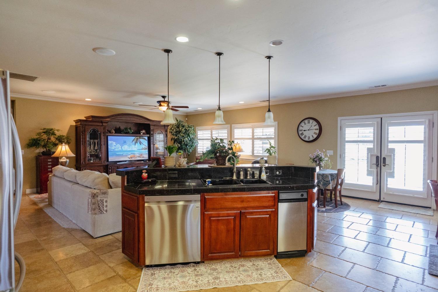 Detail Gallery Image 10 of 73 For 6839 Mercedes Ave, Winton,  CA 95388 - 3 Beds | 3 Baths