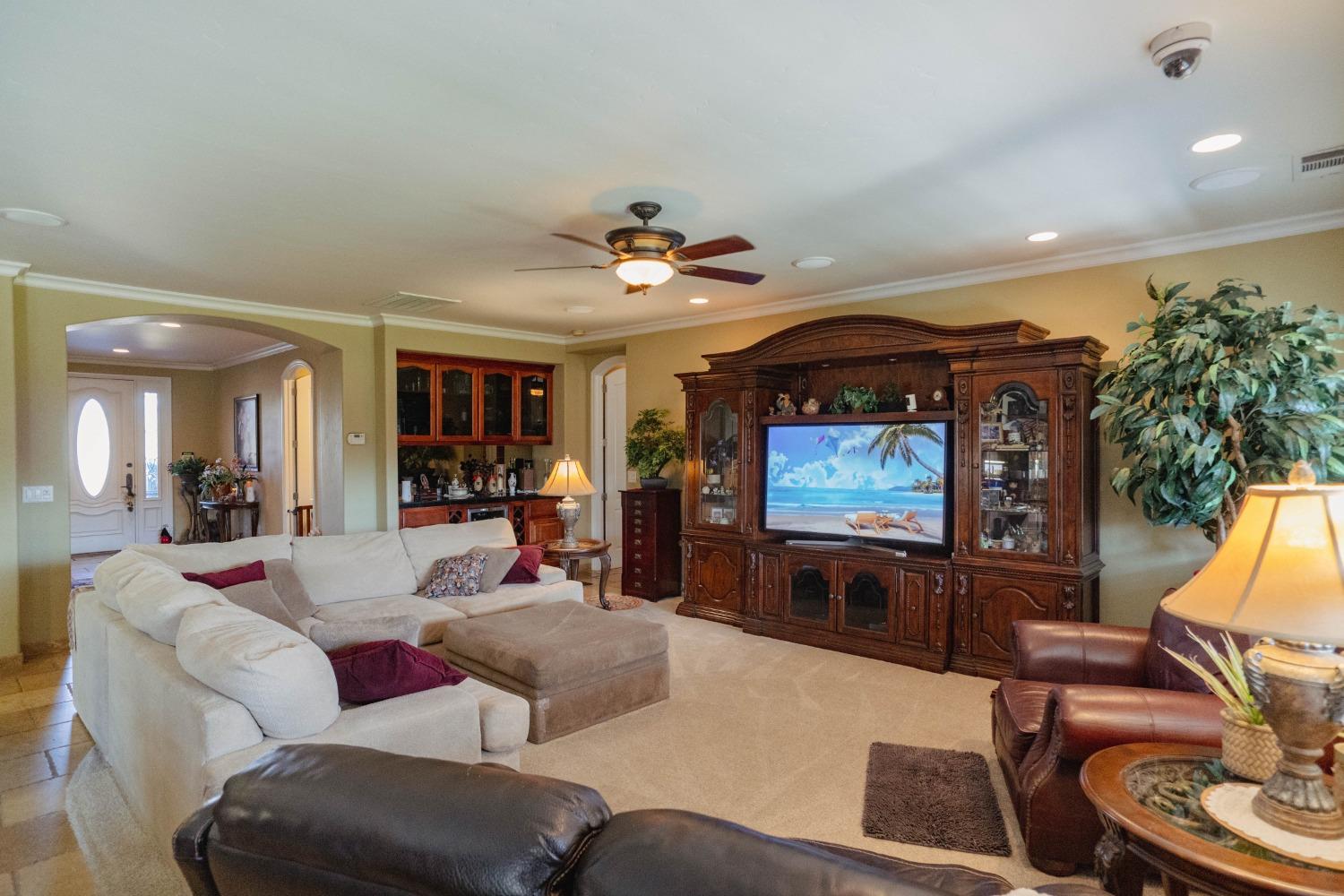 Detail Gallery Image 6 of 73 For 6839 Mercedes Ave, Winton,  CA 95388 - 3 Beds | 3 Baths