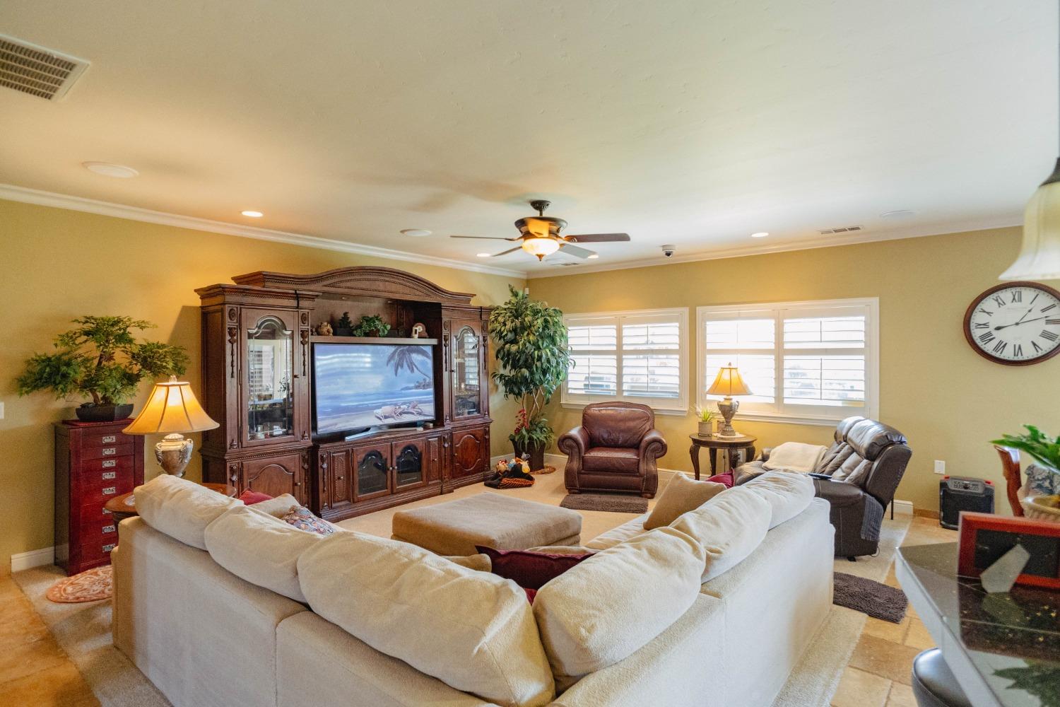 Detail Gallery Image 5 of 73 For 6839 Mercedes Ave, Winton,  CA 95388 - 3 Beds | 3 Baths