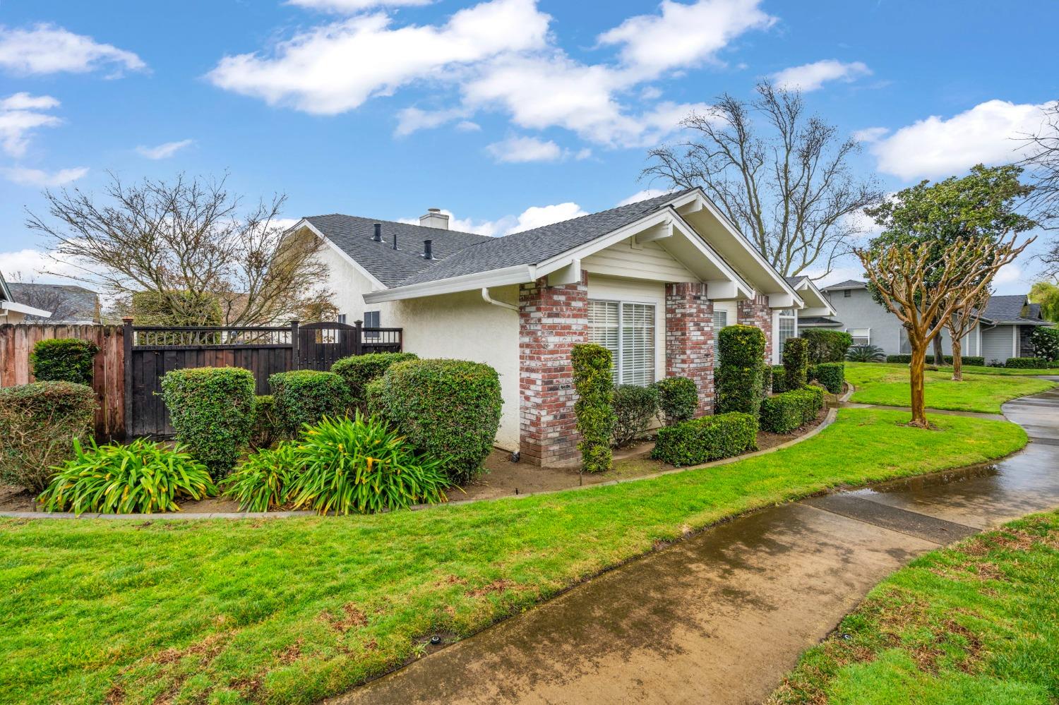 Detail Gallery Image 3 of 43 For 2174 Brigadoon Walk, Manteca,  CA 95336 - 2 Beds | 2 Baths