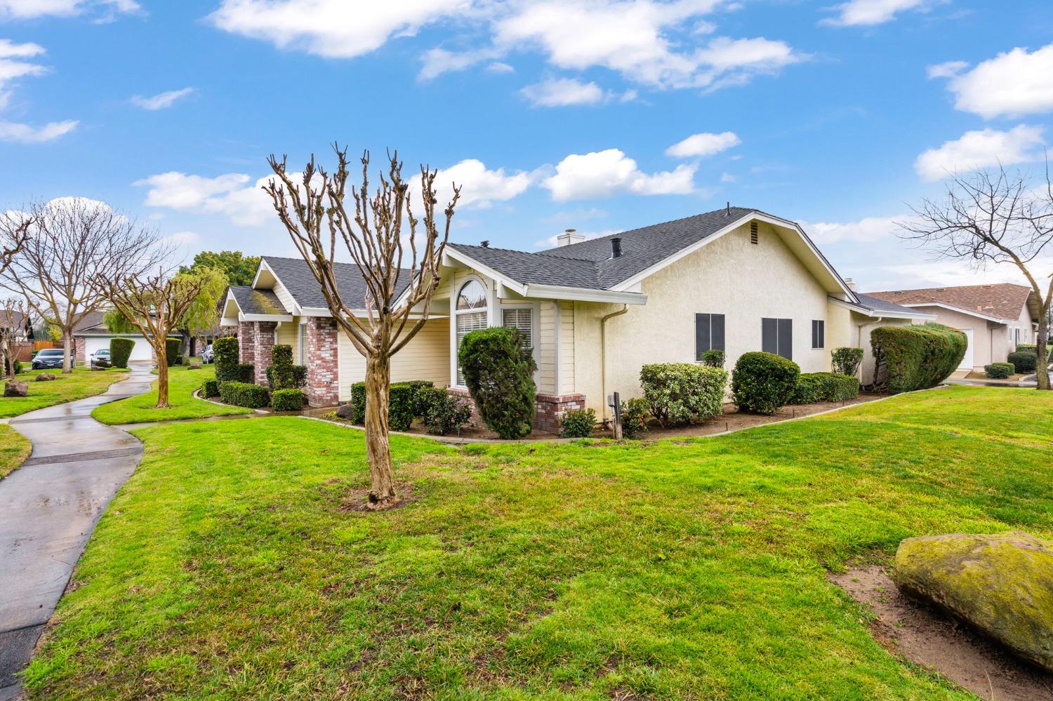 Detail Gallery Image 2 of 43 For 2174 Brigadoon Walk, Manteca,  CA 95336 - 2 Beds | 2 Baths