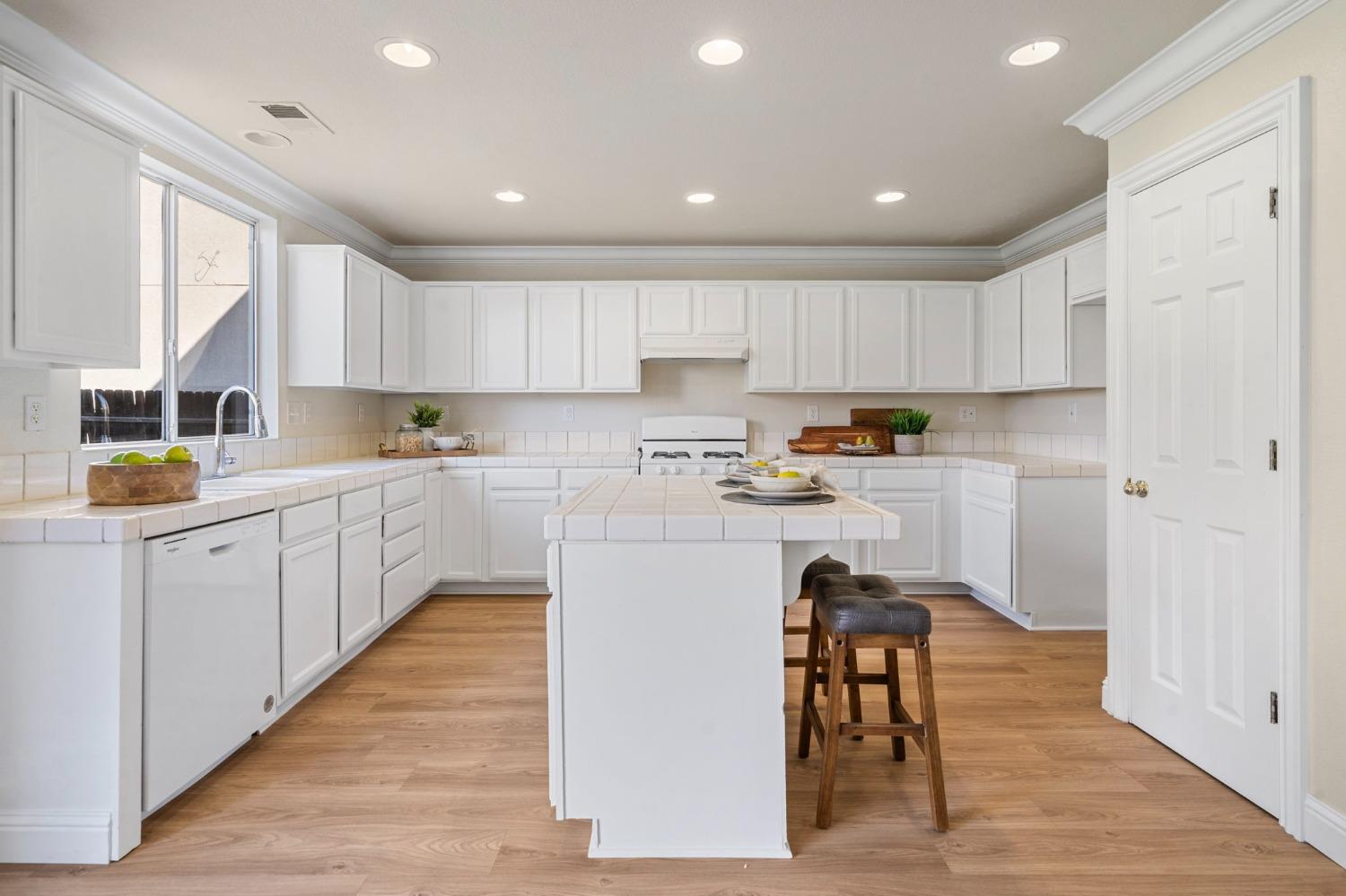 Detail Gallery Image 20 of 53 For 4227 Oceanview Dr, Stockton,  CA 95206 - 4 Beds | 2/1 Baths