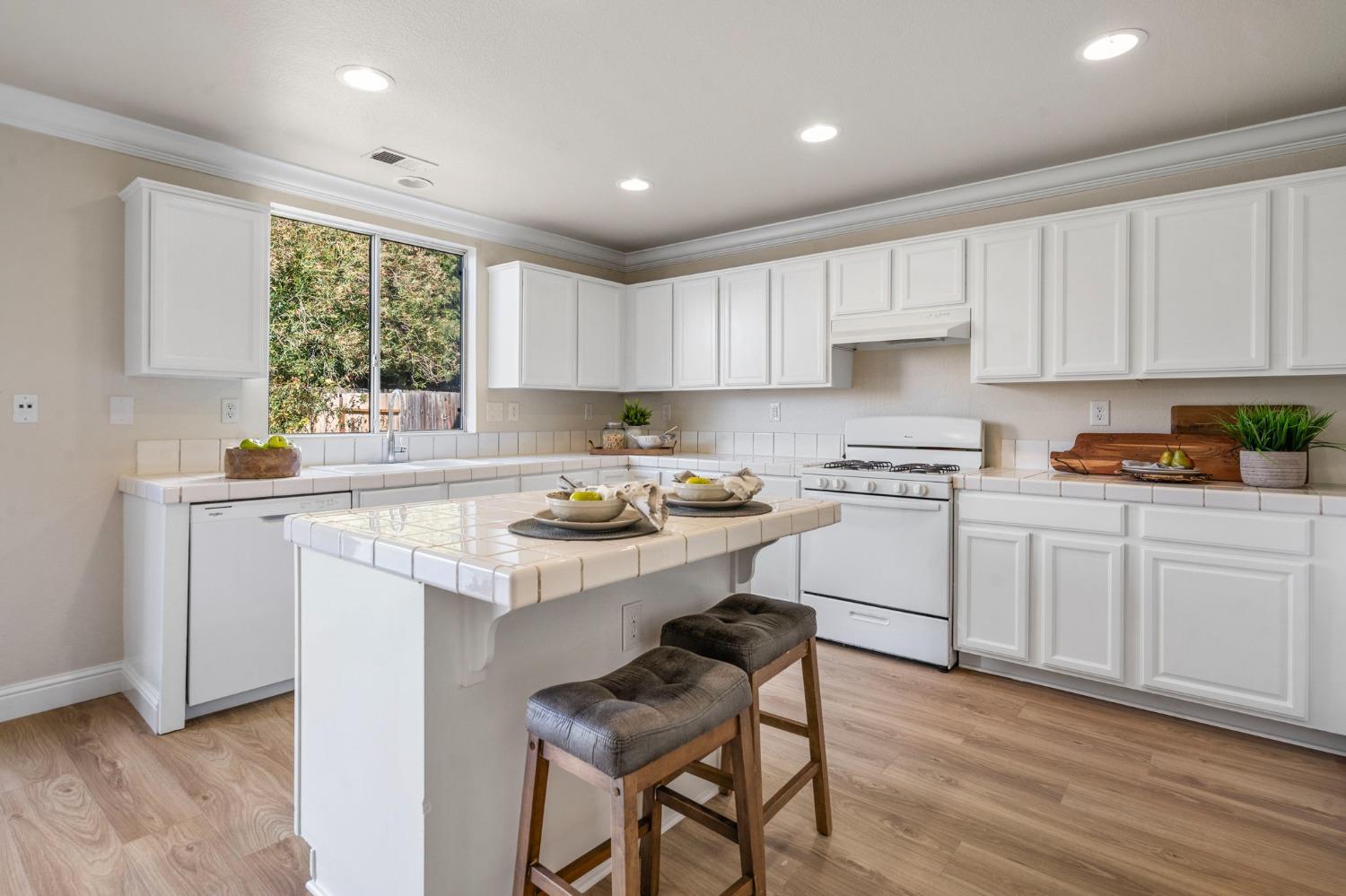 Detail Gallery Image 13 of 53 For 4227 Oceanview Dr, Stockton,  CA 95206 - 4 Beds | 2/1 Baths