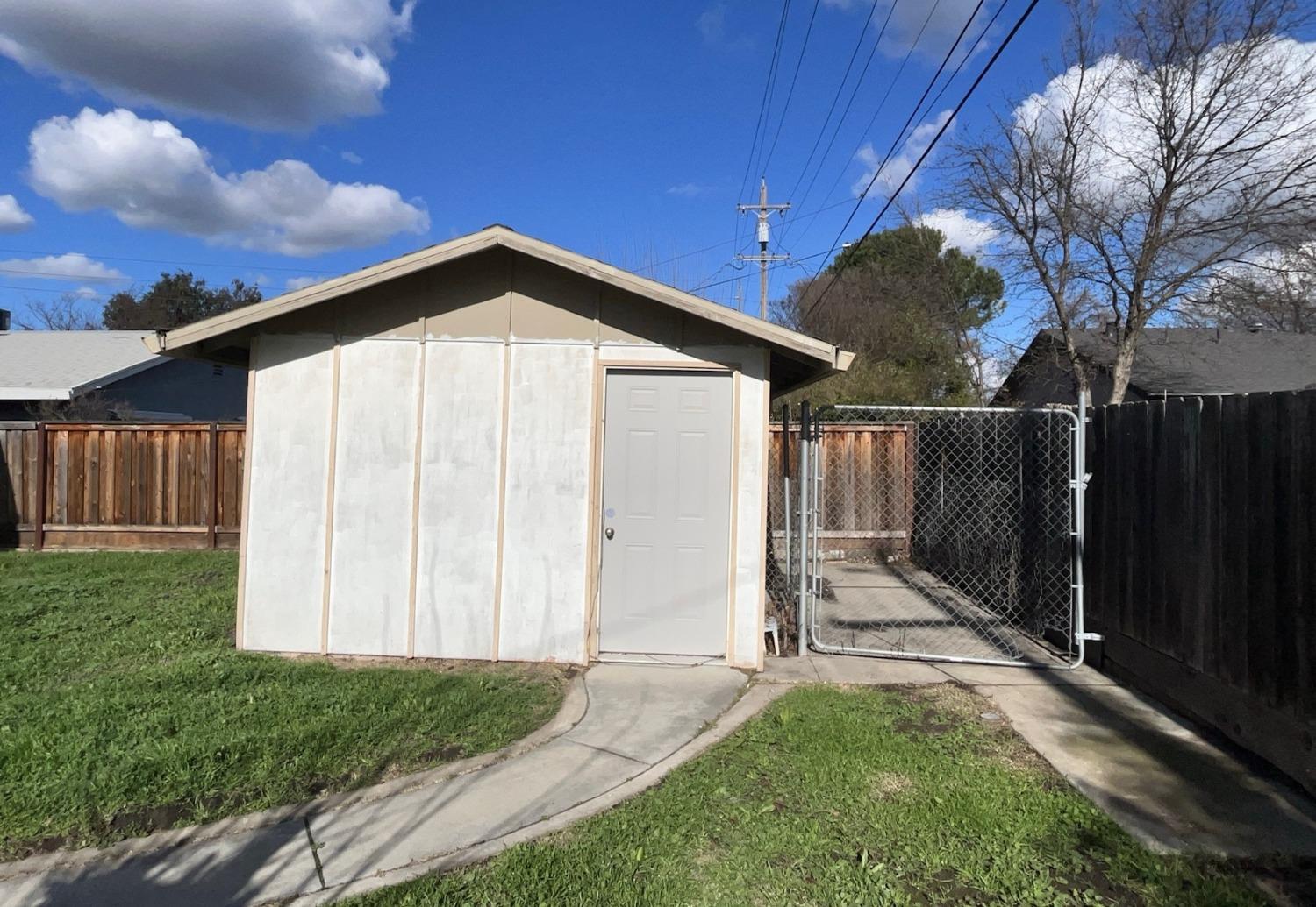 Detail Gallery Image 3 of 15 For 7907 Peppertree Dr, Stockton,  CA 95207 - 3 Beds | 2 Baths