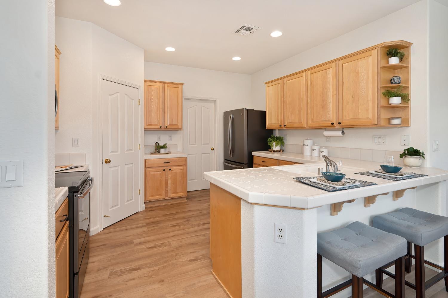 N Mill Valley Circle, Sacramento, California image 18