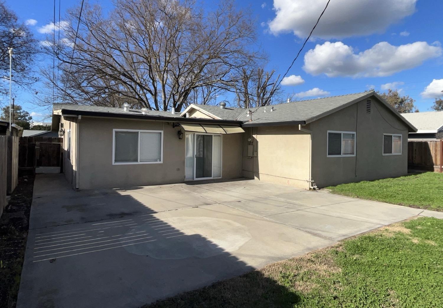 Detail Gallery Image 2 of 15 For 7907 Peppertree Dr, Stockton,  CA 95207 - 3 Beds | 2 Baths