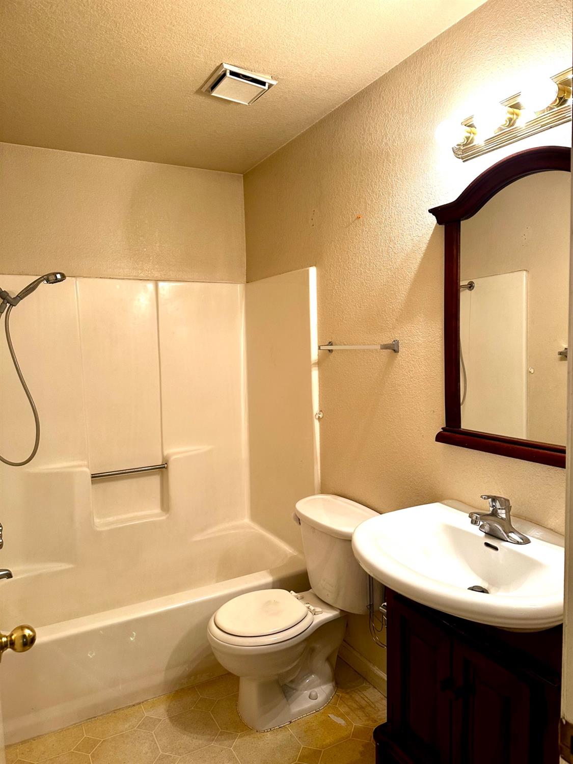 Detail Gallery Image 28 of 85 For 1708 Brett Ln, Modesto,  CA 95358 - 2 Beds | 2 Baths