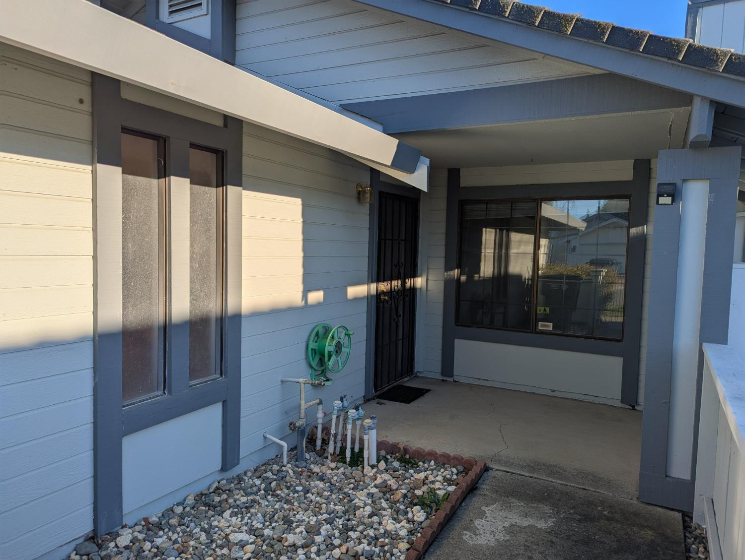 Detail Gallery Image 3 of 17 For 7441 Spicewood Dr, Sacramento,  CA 95831 - 3 Beds | 2 Baths