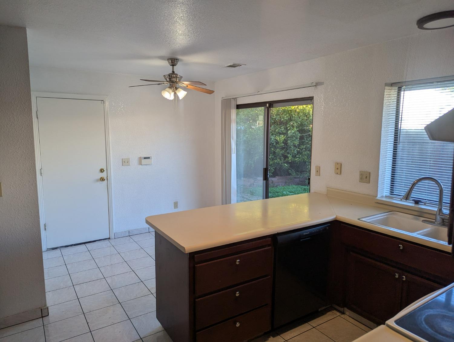Detail Gallery Image 5 of 17 For 7441 Spicewood Dr, Sacramento,  CA 95831 - 3 Beds | 2 Baths