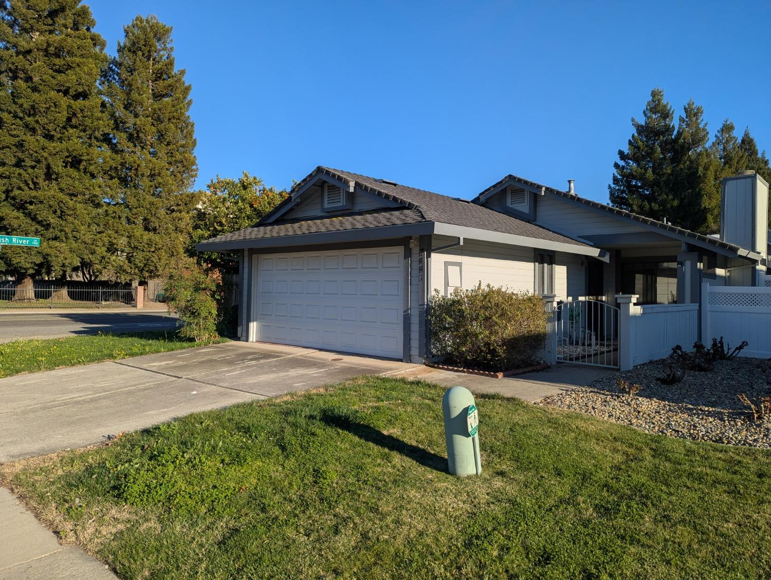 Detail Gallery Image 1 of 17 For 7441 Spicewood Dr, Sacramento,  CA 95831 - 3 Beds | 2 Baths