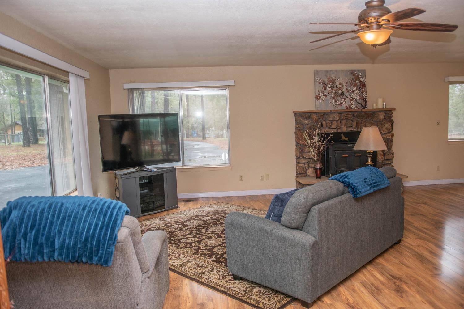 Detail Gallery Image 5 of 77 For 6191 Shasta Rd, Garden Valley,  CA 95633 - 5 Beds | 2 Baths