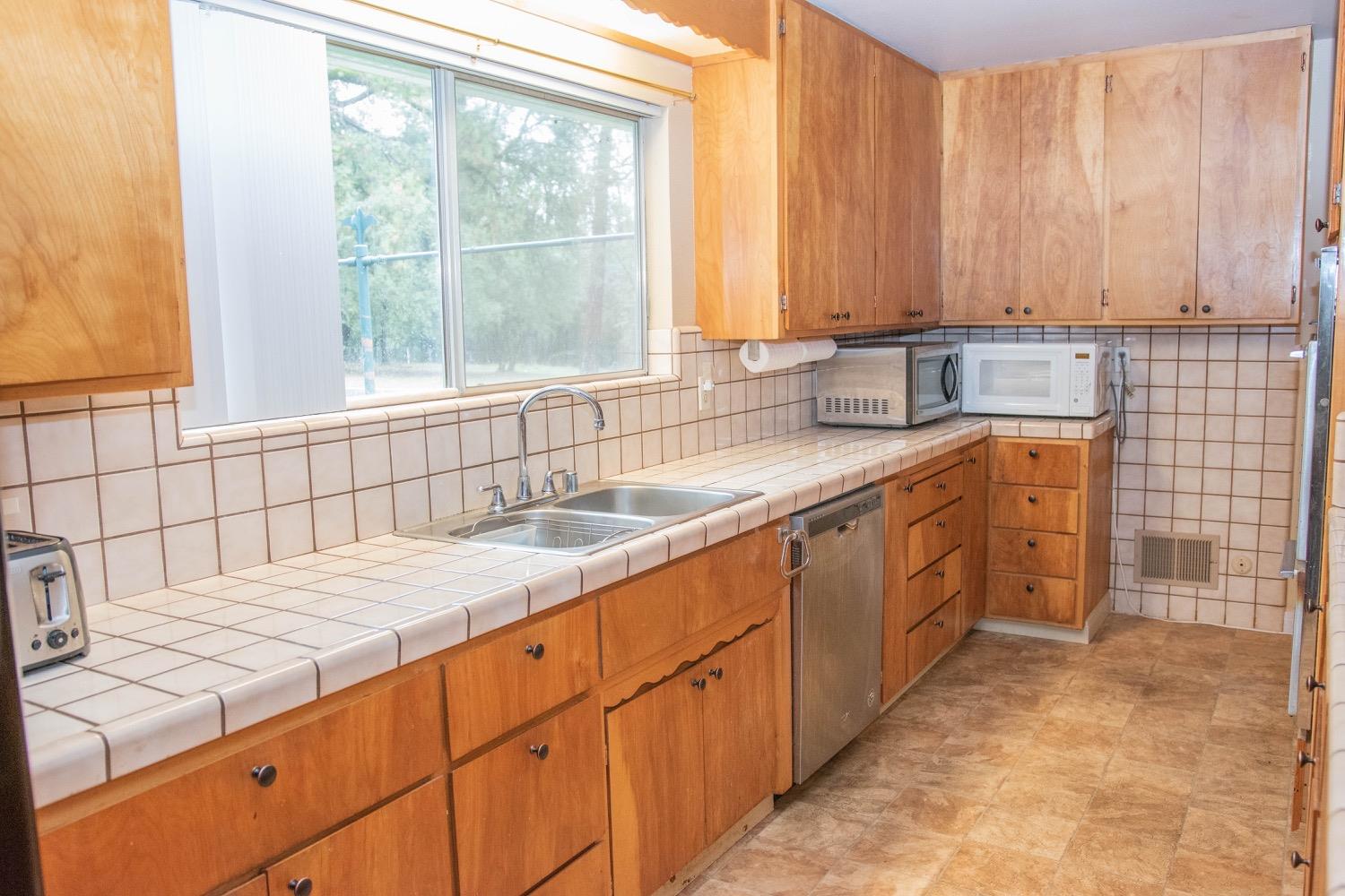 Detail Gallery Image 12 of 77 For 6191 Shasta Rd, Garden Valley,  CA 95633 - 5 Beds | 2 Baths